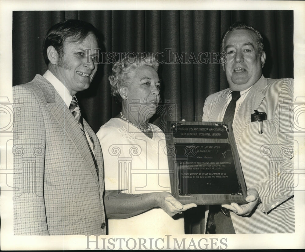 1974 Press Photo Mrs. Sue Govan, program director LA Heart Assn. receives award- Historic Images