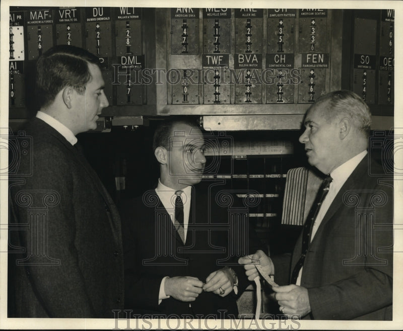 Load image into Gallery viewer, 1964 Press Photo Representatives of Francis I DuPont &amp; Co., New Orleans, LA
