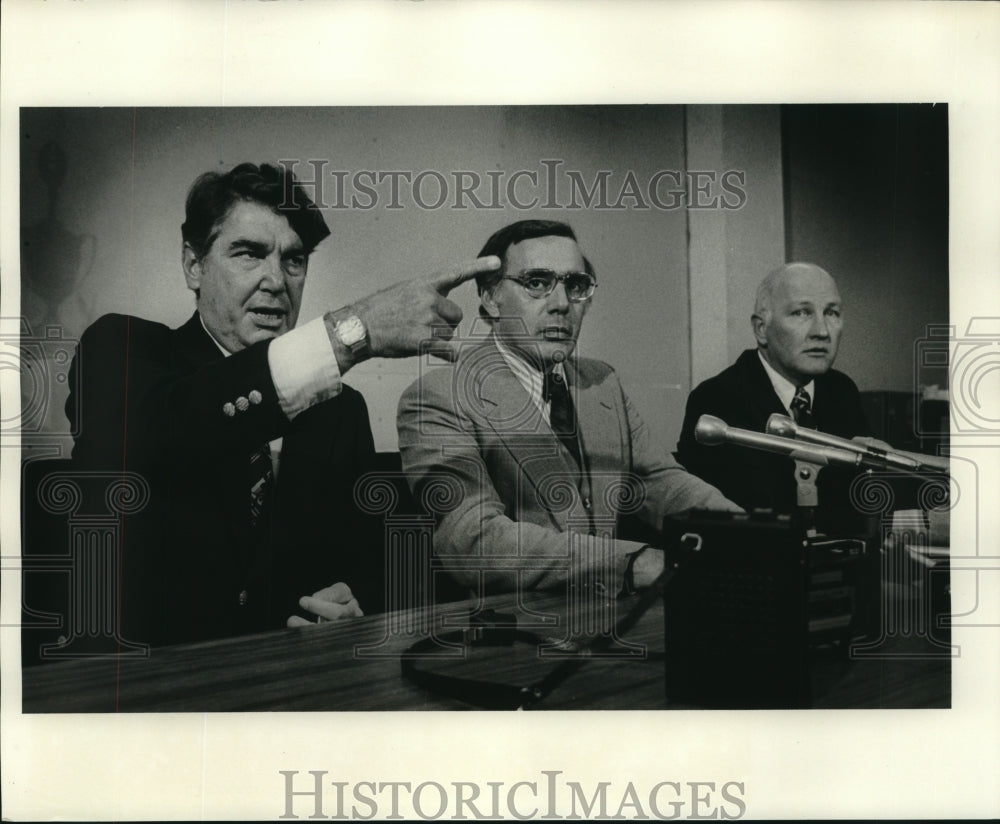 1977 Press Photo Clarence Giarrusso, John Mamoulidas, Alwynn Cronvich- Historic Images