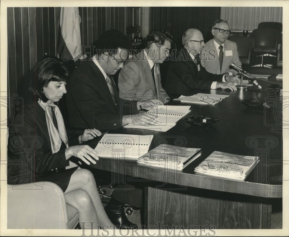 1973 Press Photo Clarence Giarrusso and others during conference - nob26751