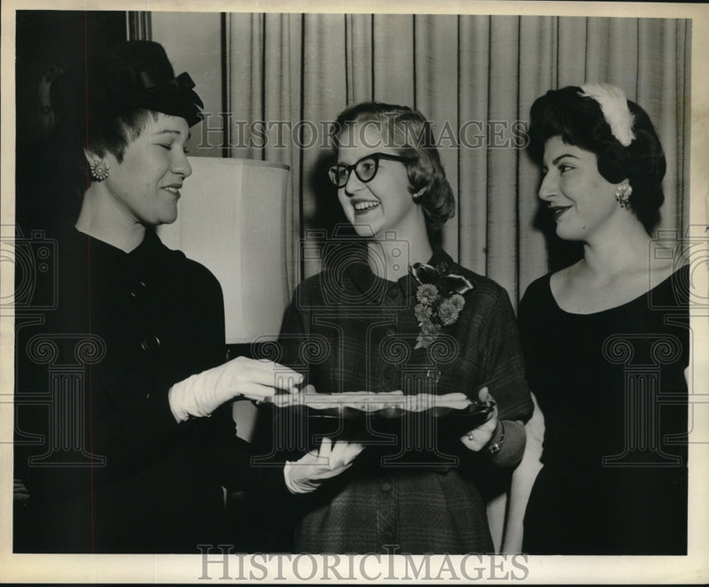 Load image into Gallery viewer, 1959 Press Photo Lois Glasscock, Dorothy Gibbens, Betty Messina- student council
