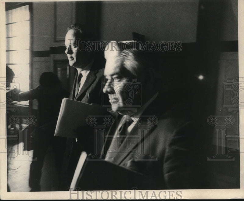 Load image into Gallery viewer, 1970 Press Photo Judge Edward A. Haggerty, Jr. en route to Criminal Trial Court
