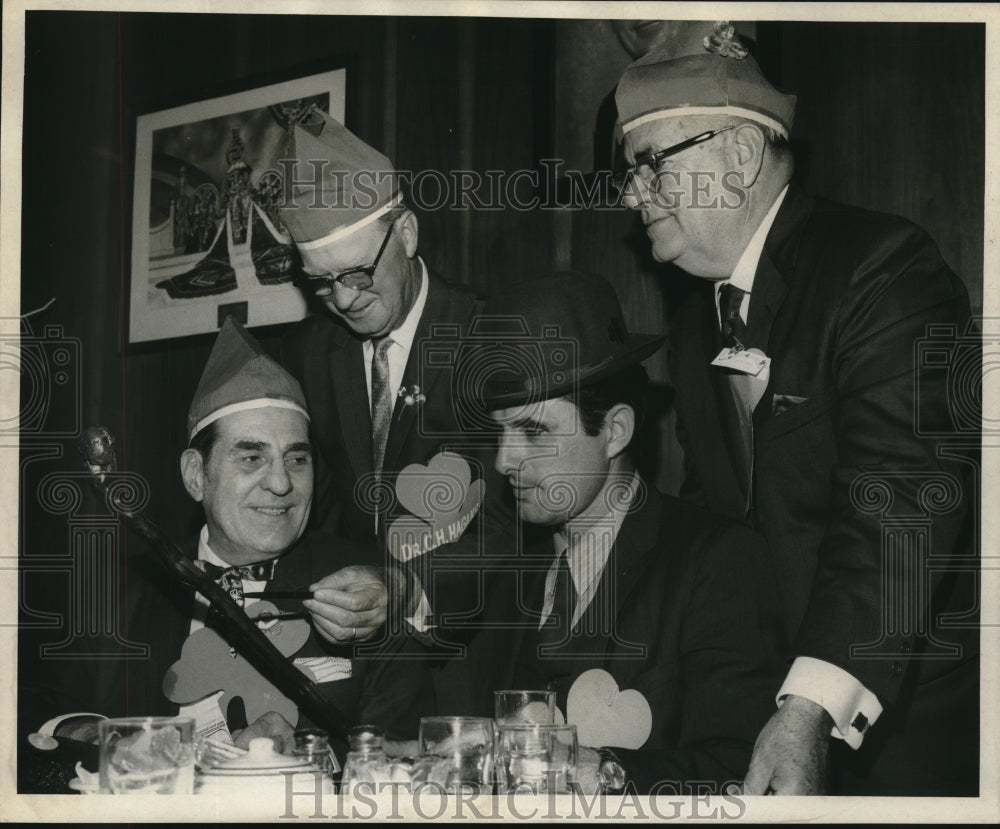 1970 Press Photo Seventeenthers Birthday Party Celebration at Jonnies Restaurant- Historic Images