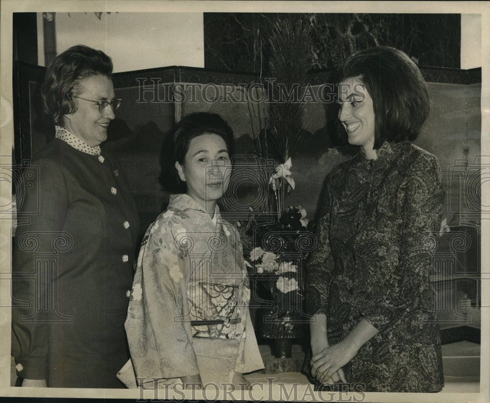 1970 Press Photo Delegates during Ikebama Flower exhibit at I.T.M.- Historic Images