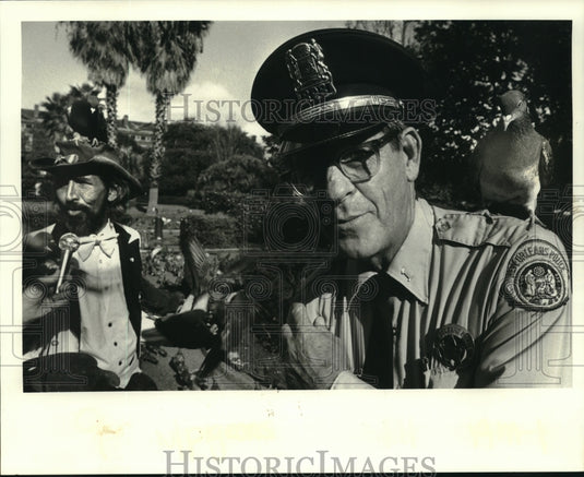 1983 Press Photo Officer H.J. Vanderbrook with bird feeder James Greet