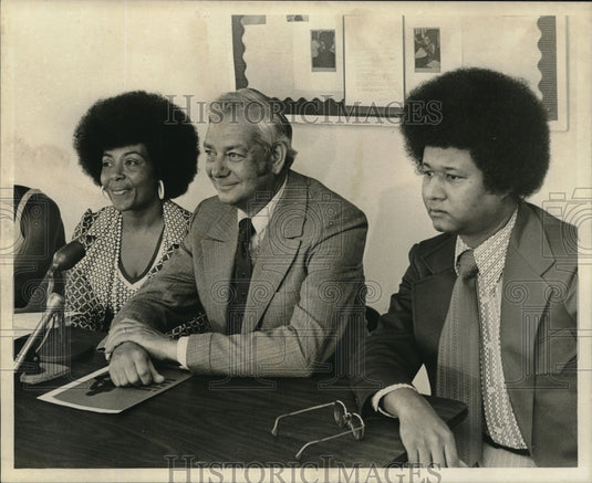 1973 Press Photo Dr. Gene Geisert announces grant for Urban League Academy.- Historic Images