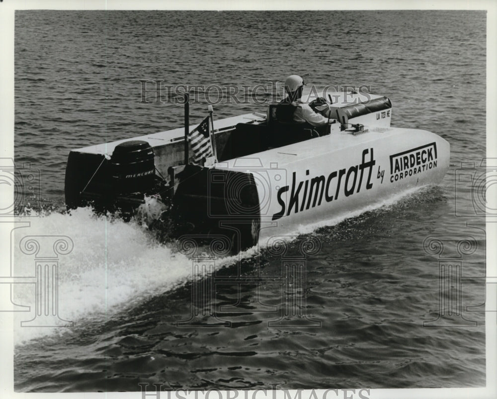 1969 Press Photo Glen E. Hasen takes a Skimcraft boat for a test drive- Historic Images