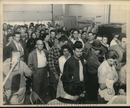 1959 Press Photo A crowd of Jefferson voters wait their turn at a Fire Station- Historic Images