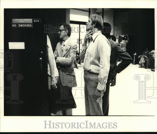 1979 Press Photo Gubernatorial election officials outside Judge Gonzales' office- Historic Images