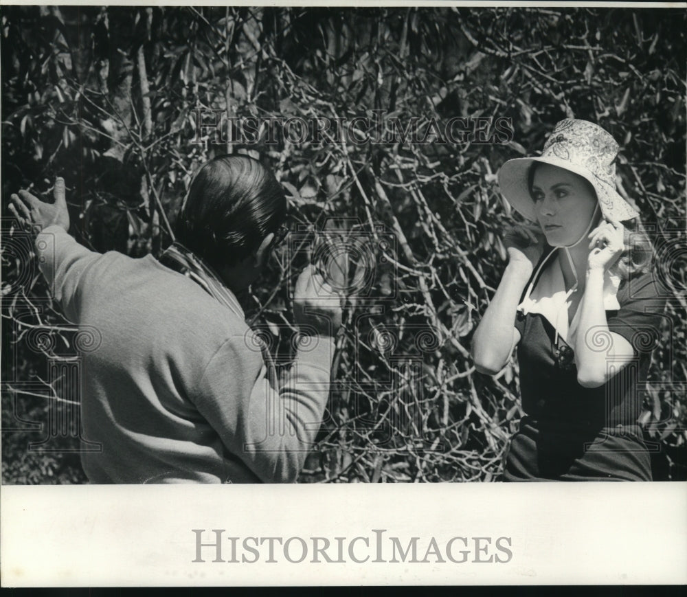 1972 Press Photo Man and woman talk out in the sun - nob27105