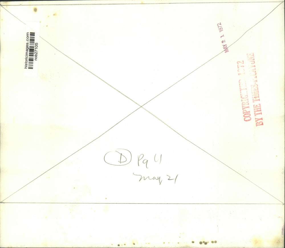 1972 Press Photo Man and woman talk out in the sun - nob27105