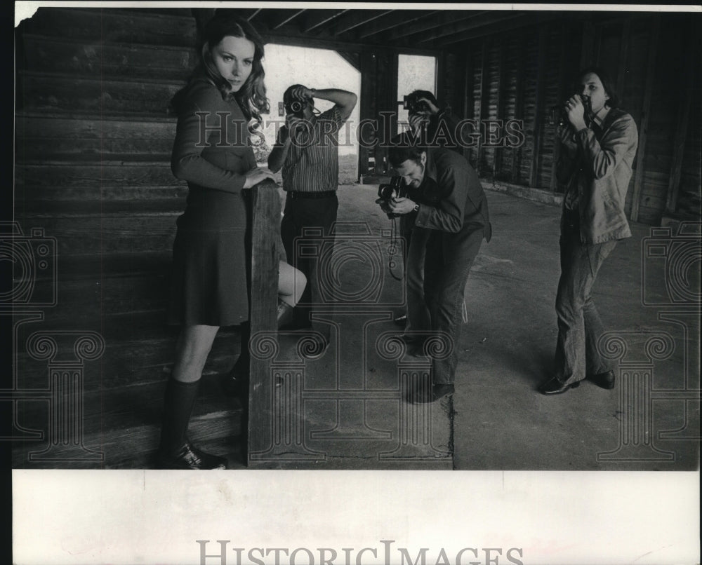 1972 Press Photo Woman at photo shoot - nob27107
