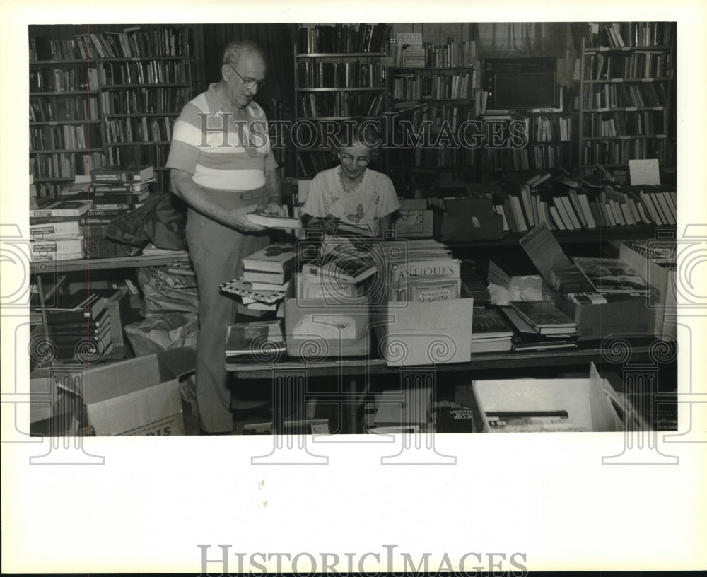 1991 Press Photo John Gesser Jr. looks over the books at Hadden Hall Center- Historic Images