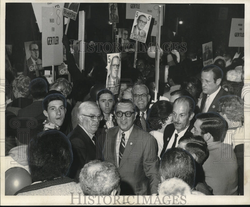 Load image into Gallery viewer, 1969 Press Photo Mayor Candidate David Gertler at rally at Municipal Auditorium
