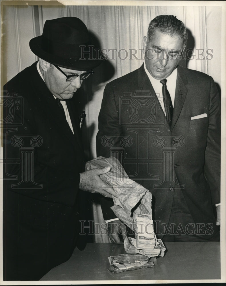 1967 Press Photo Captain Henry Monis of NOPD &amp; Joseph D. Giarrusso-bag of cash