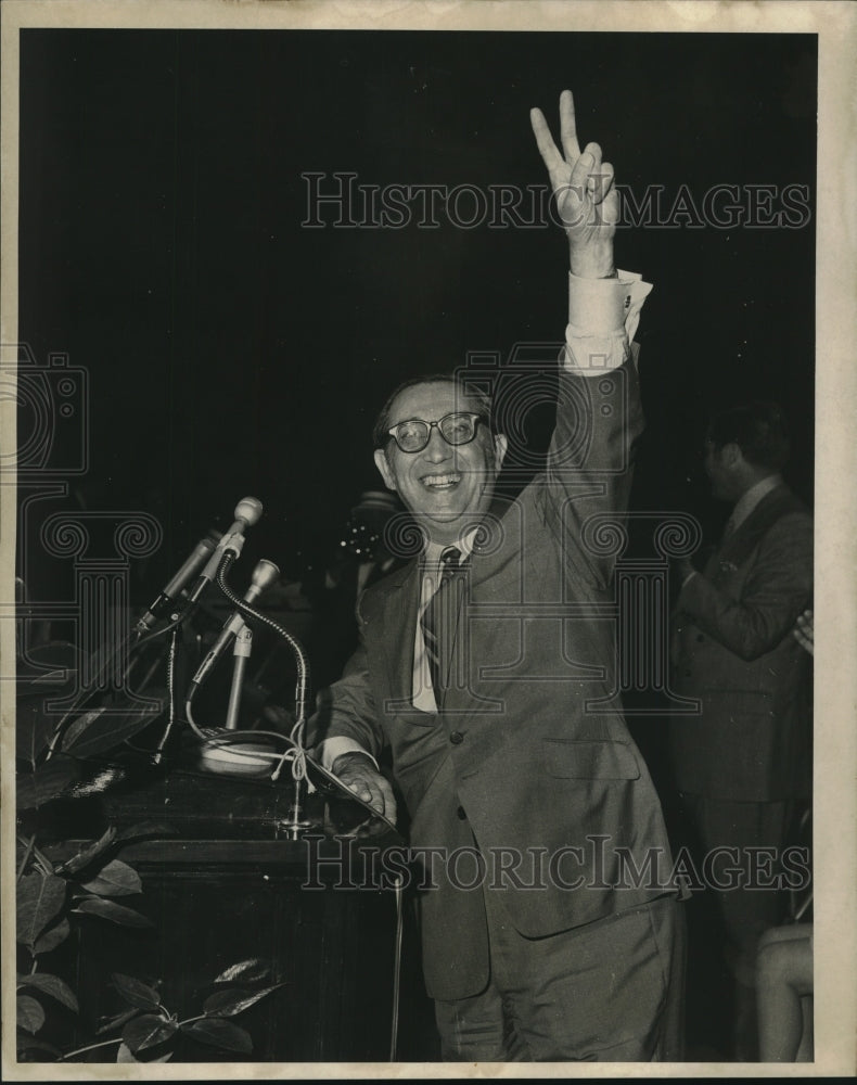 Load image into Gallery viewer, 1969 Press Photo Judge David Gertler addressing a convention - nob27280
