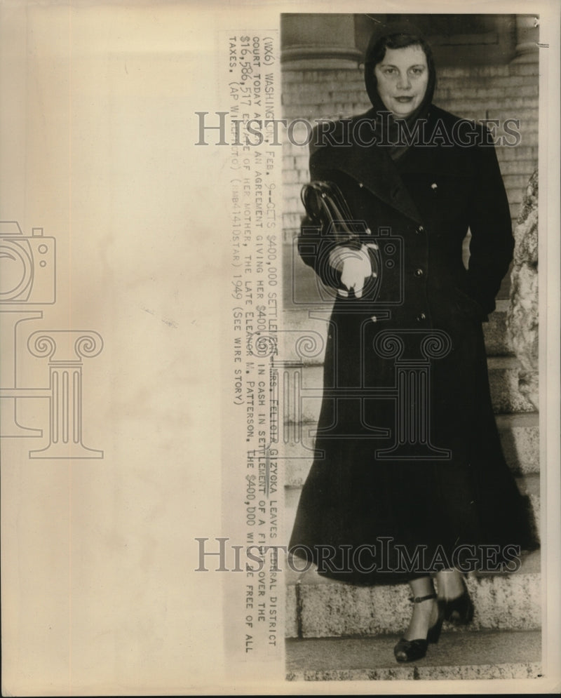 Load image into Gallery viewer, 1949 Press Photo Felicia Gizyoka at Federal District Court- Estate Settlement
