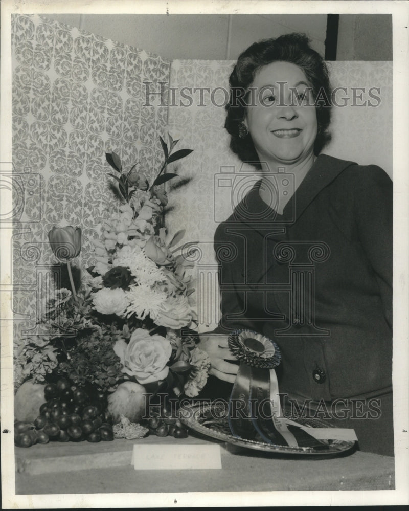 Load image into Gallery viewer, 1960 Press Photo Mrs Arthur C. Hays, Lake Terrace Garden Club, awarded tri-color
