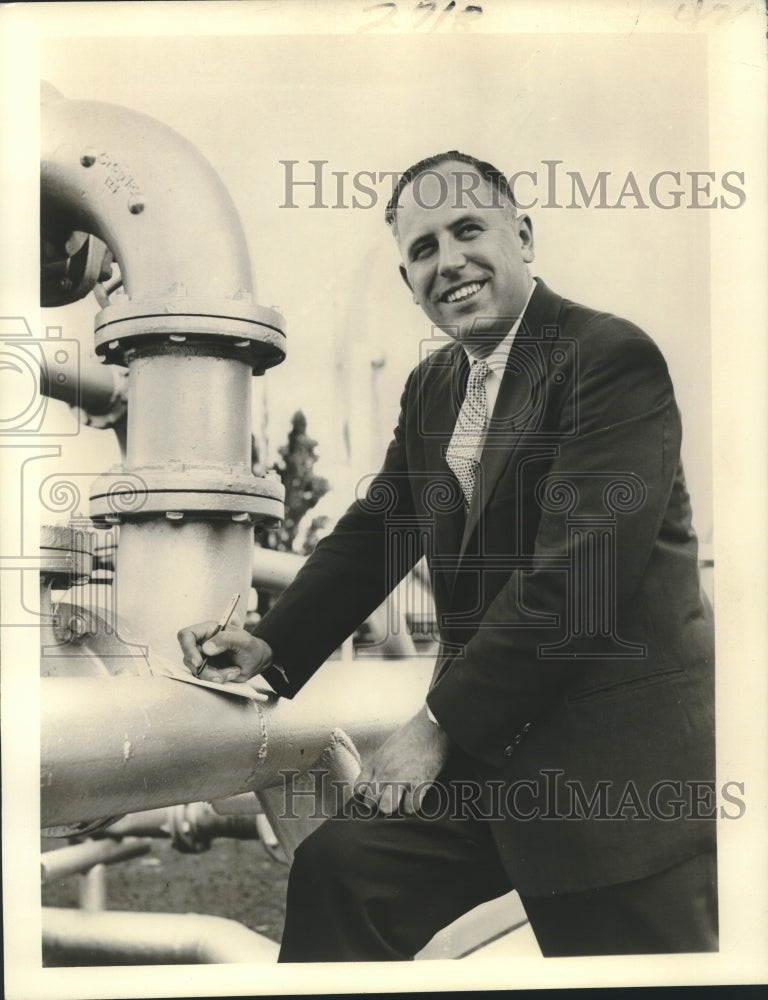 1959 Press Photo Pipeline official signing paperwork- Historic Images