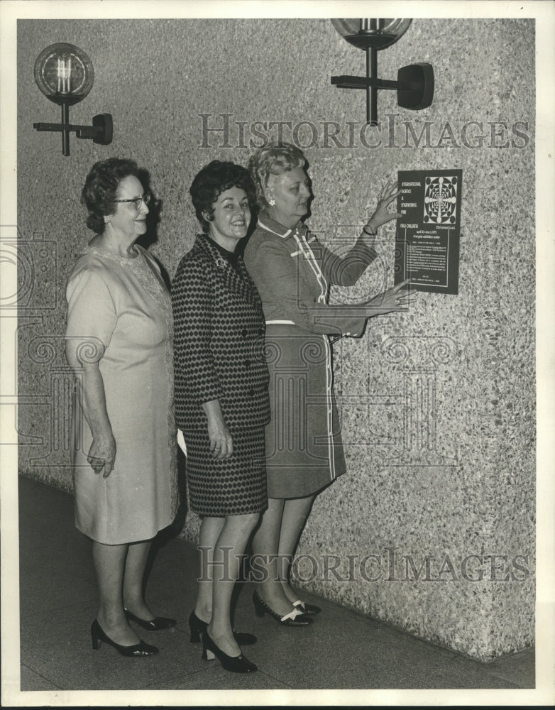 1972 Press Photo Women coordinate activities at Science Fair at The Rivergate- Historic Images