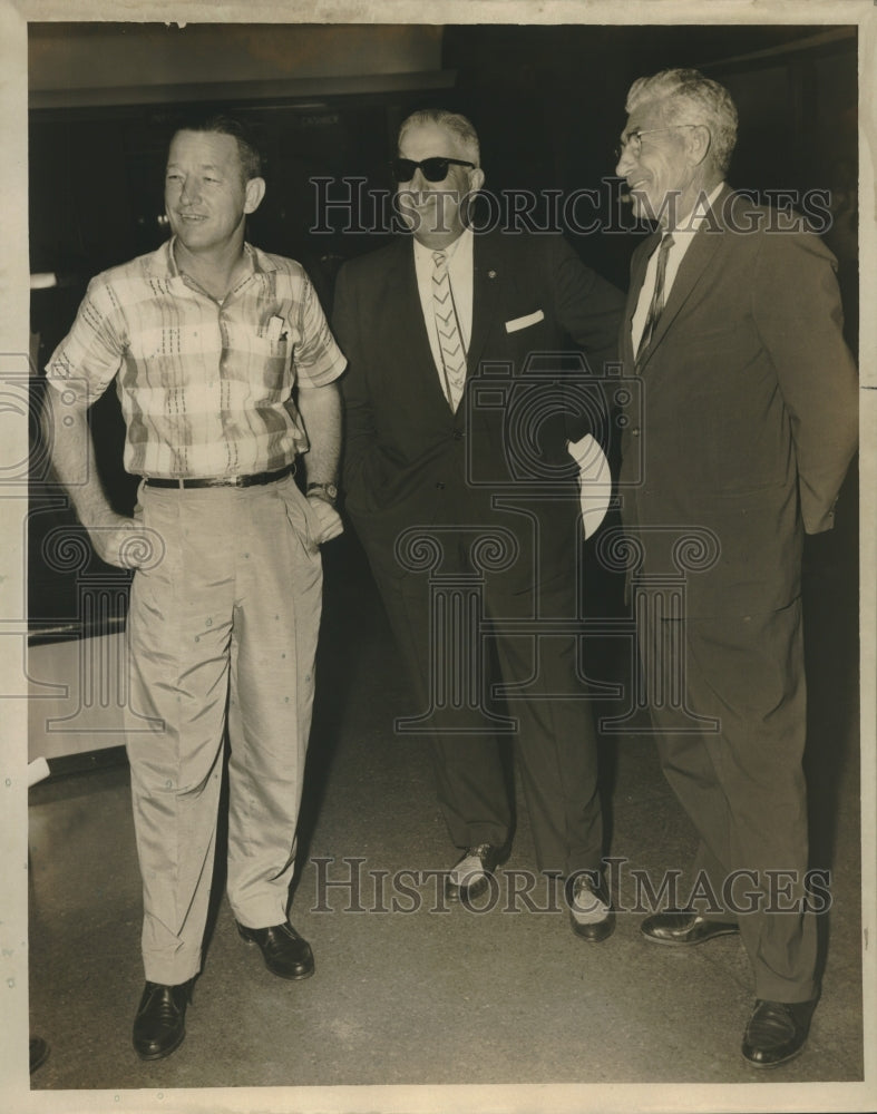 1959 Press Photo E.J. Grizzaffi conferring with his colleagues - Historic Images