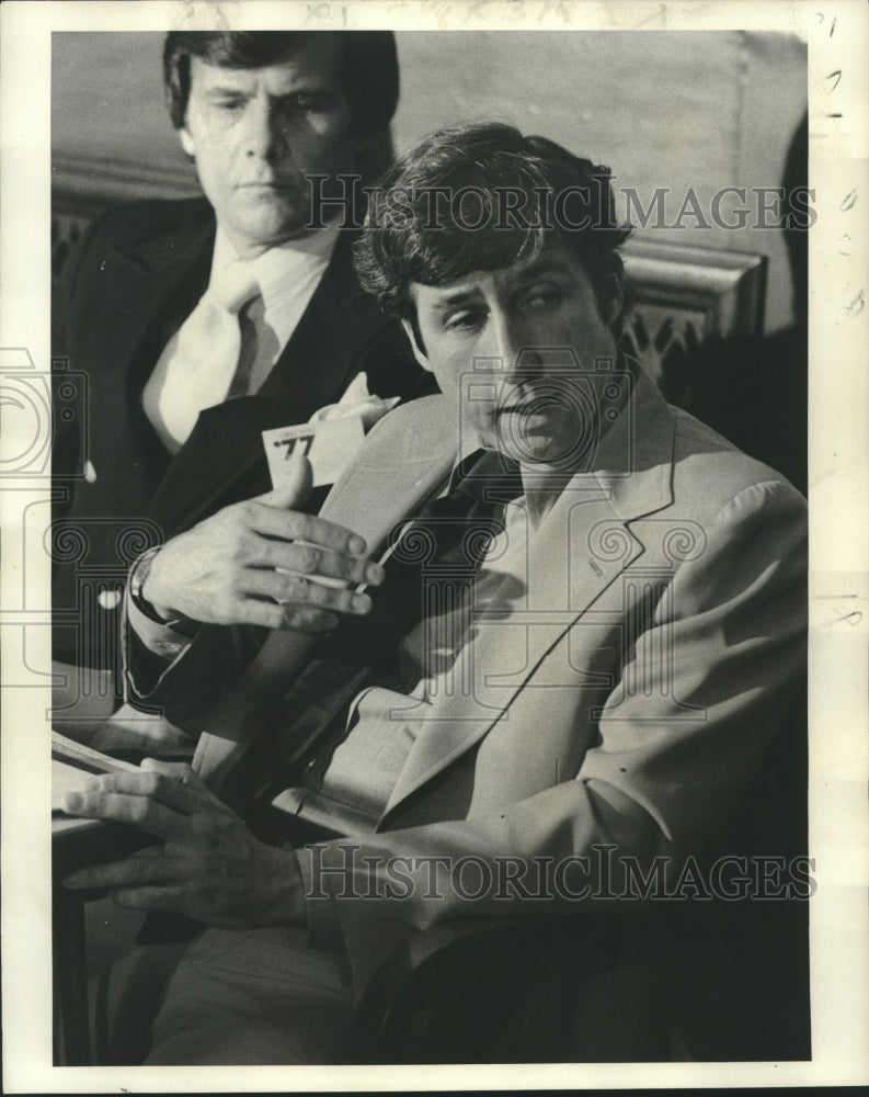 1977 Press Photo Tom Hayden, a former member of the Chicago Seven - Historic Images