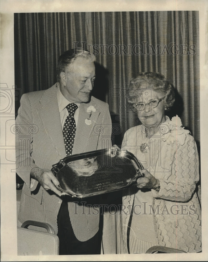 1975 Press Photo Veterans Hospital Volunteer Awards held at Lenfant&#39;s - Historic Images