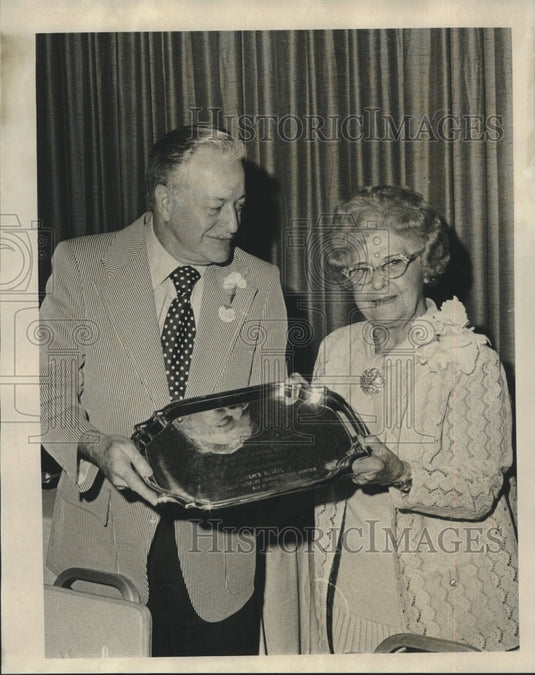 1975 Press Photo Veterans Hospital Volunteer Awards held at Lenfant's - Historic Images