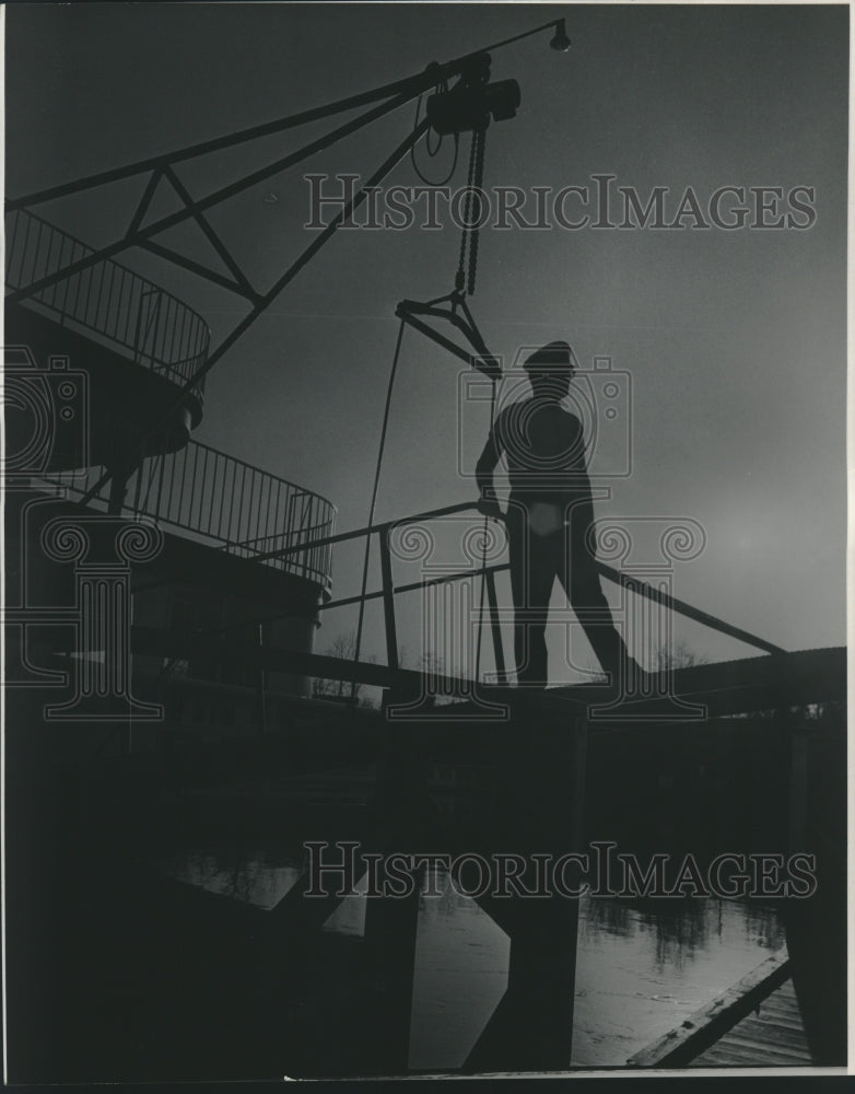 1971 Press Photo Hales on gangplank of the Twin-City Queen - nob27569- Historic Images