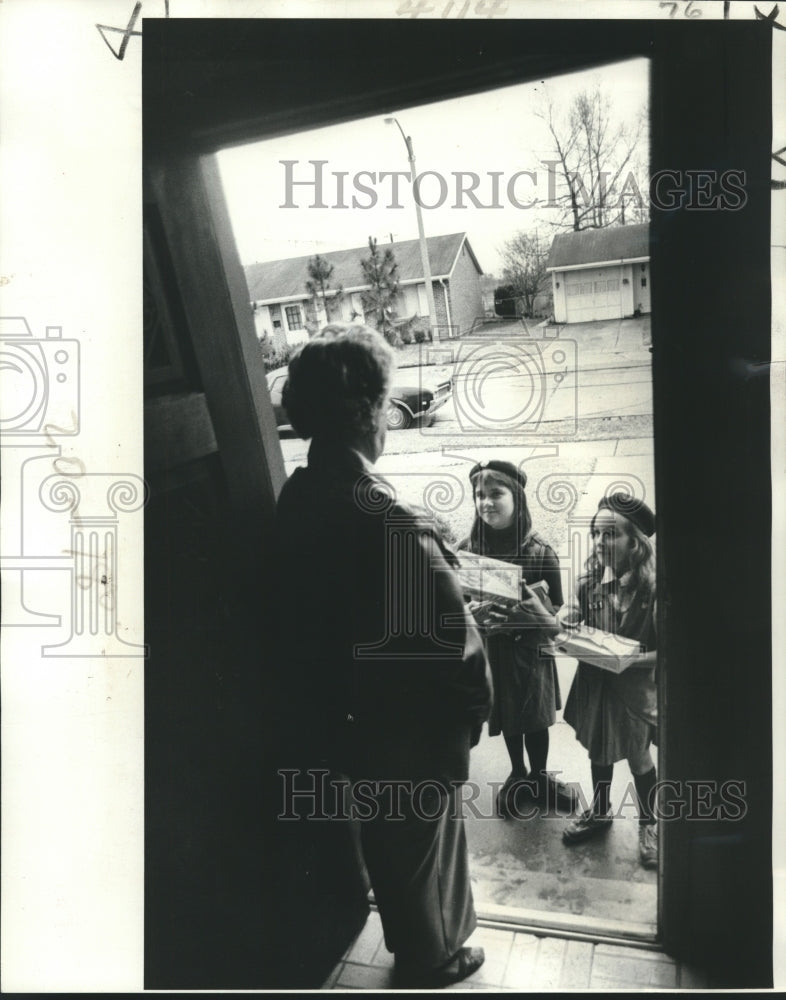 1978 Press Photo Edris Chamel and Becky Hotard sell their Girl Scout cookies- Historic Images