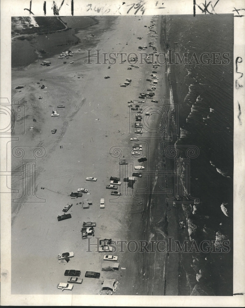 Load image into Gallery viewer, 1969 Press Photo Campers with their cars crowd Grand Isle after a hurricane
