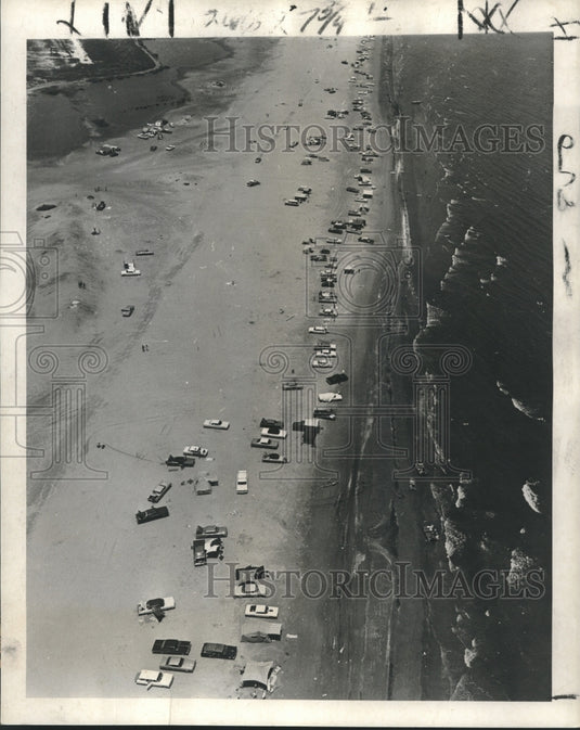 1969 Press Photo Campers with their cars crowd Grand Isle after a hurricane