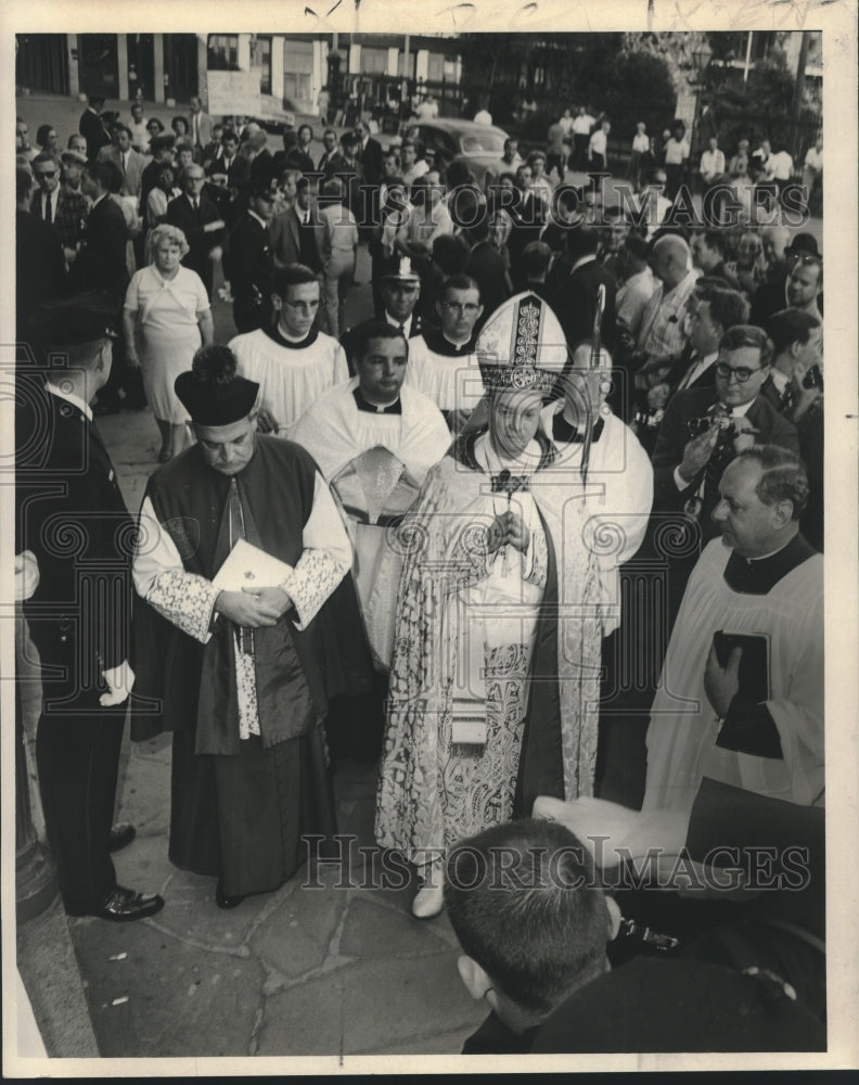 1965 Press Photo A crowd gathers outside behind Archbishop Philip M. Hannan