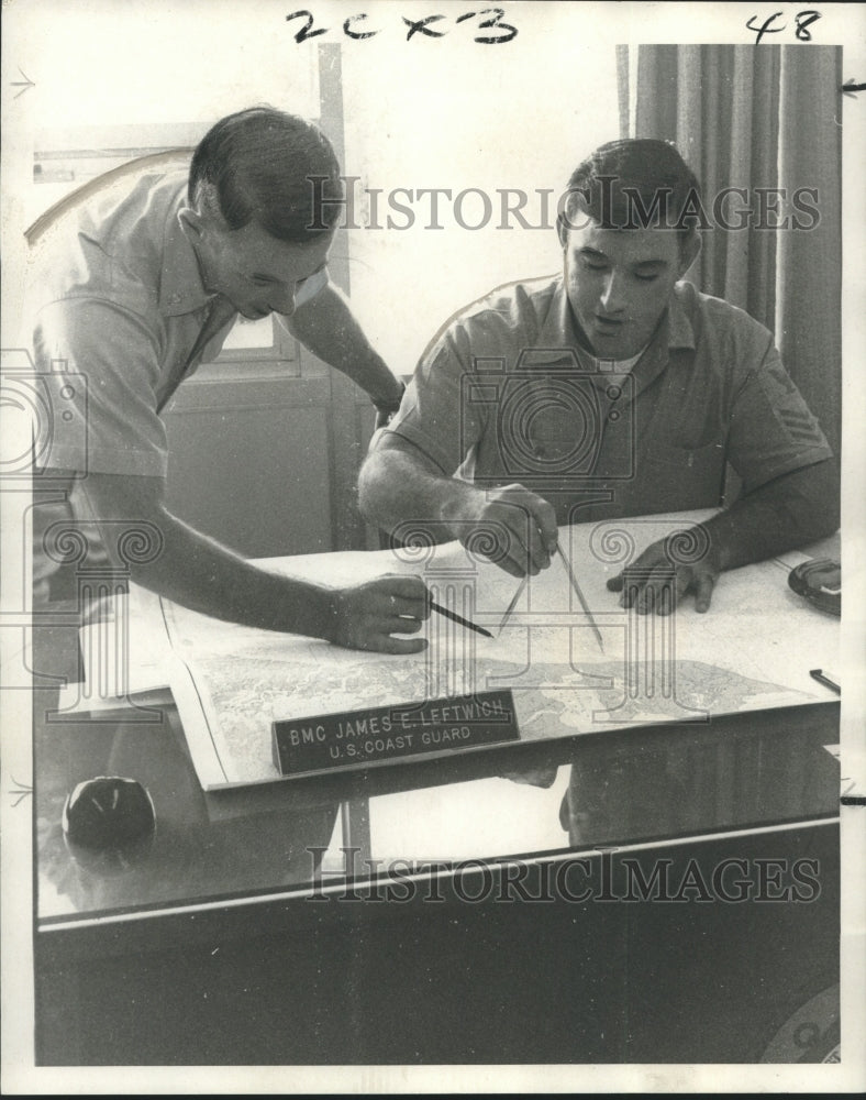 1970 Press Photo Coast Guard BMC James Leftwich &amp; Lester Theriot map a sailboat- Historic Images