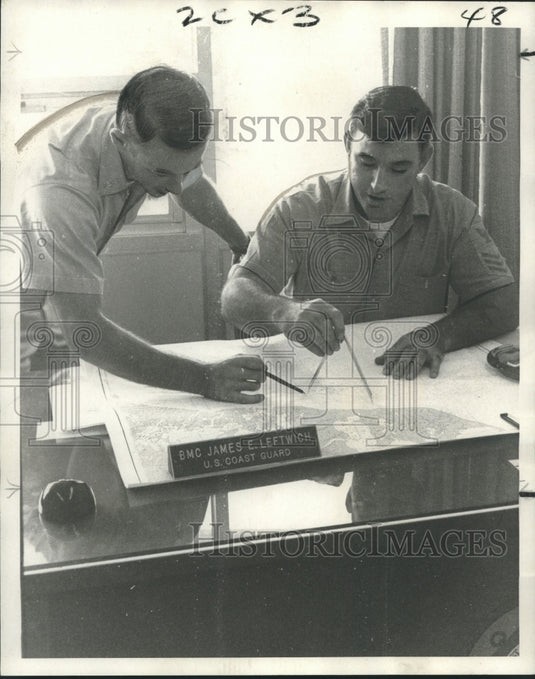 1970 Press Photo Coast Guard BMC James Leftwich & Lester Theriot map a sailboat- Historic Images