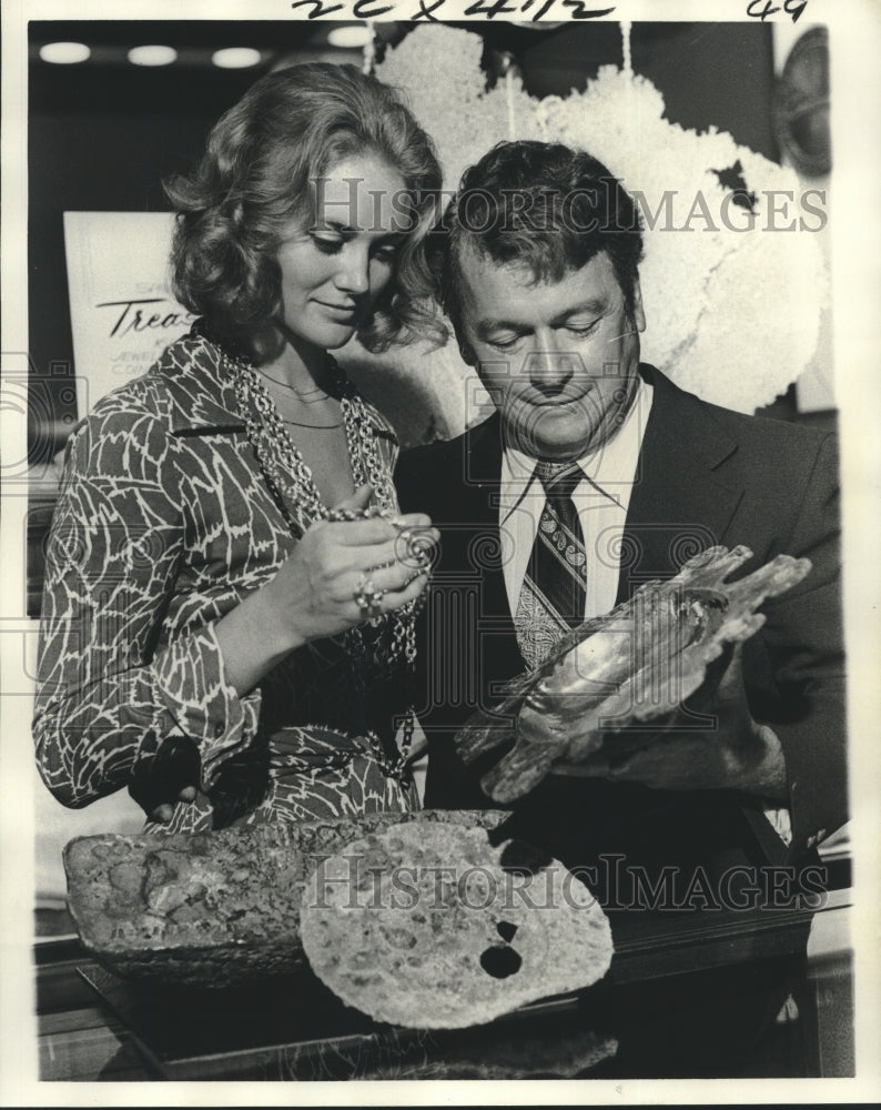 1975 Press Photo Davey Jones&#39;s Locker treasures inspected by diver George Sites- Historic Images