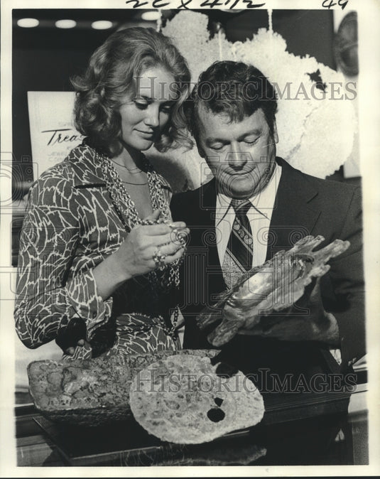 1975 Press Photo Davey Jones's Locker treasures inspected by diver George Sites- Historic Images