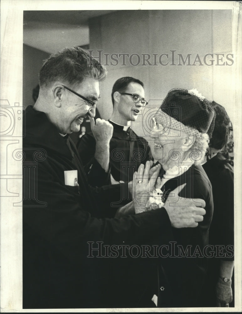 Load image into Gallery viewer, 1968 Press Photo Mrs March Habiger congratulate son &amp; grandsons after ordination
