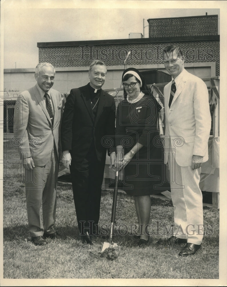 1971 Press Photo Delegates during ground breaking at Mercy Hospital- Historic Images