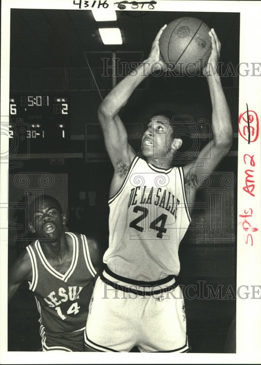 1985 Press Photo De La Salle's Kurt Hankton drives on Jays' Glenn Cyprien.- Historic Images