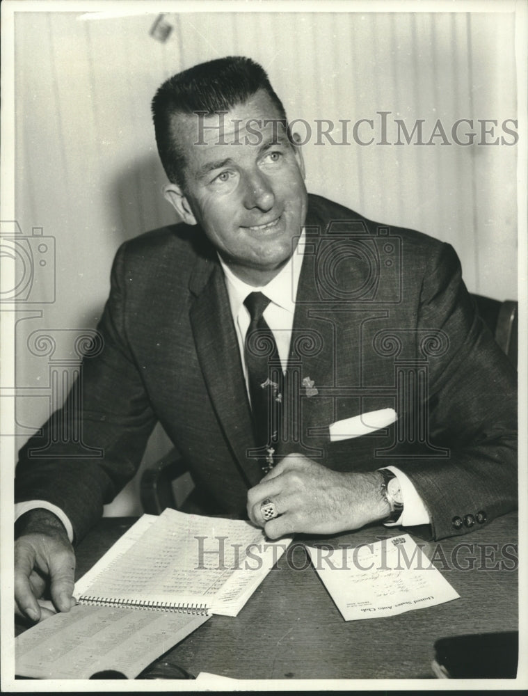 1968 Press Photo American race car driver, Sam Hanks. - nob27873- Historic Images