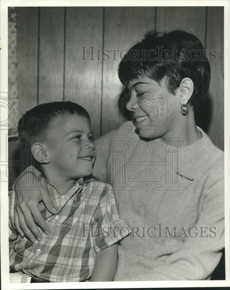Load image into Gallery viewer, 1969 Press Photo Mrs. Sonia Hanft and her son Michael. - nob27877
