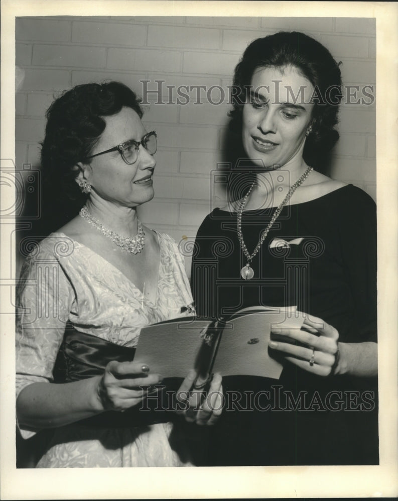 Load image into Gallery viewer, 1962 Press Photo Mrs. Curtis Dixon and Miss Vicki Hanford, Beta Alpha Epsilon.
