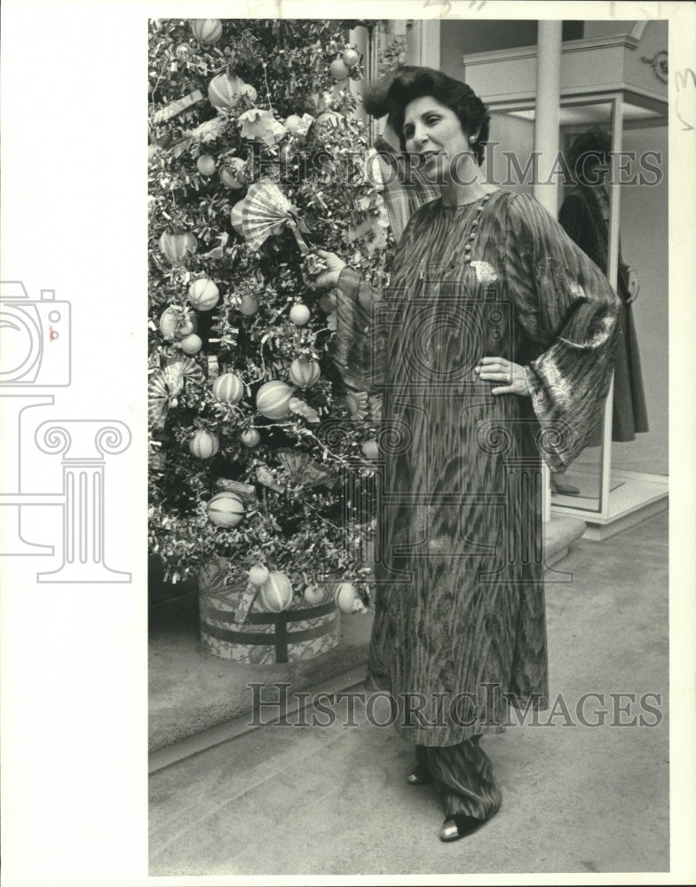 1978 Press Photo Mrs. H. Lloyd Hawkins wearing purple evening pajamas- Historic Images