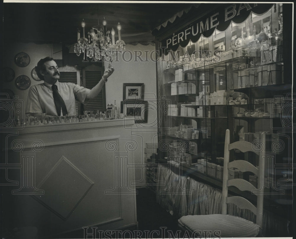 1974 Press Photo Mike Habeeb, proprietor of Rene Perfumes- Historic Images