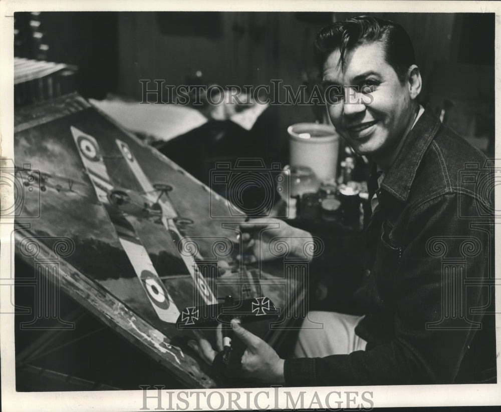 1963 Press Photo Theron Hayes, World War I theme painter at his home studio