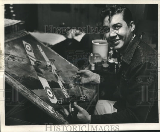 1963 Press Photo Theron Hayes, World War I theme painter at his home studio