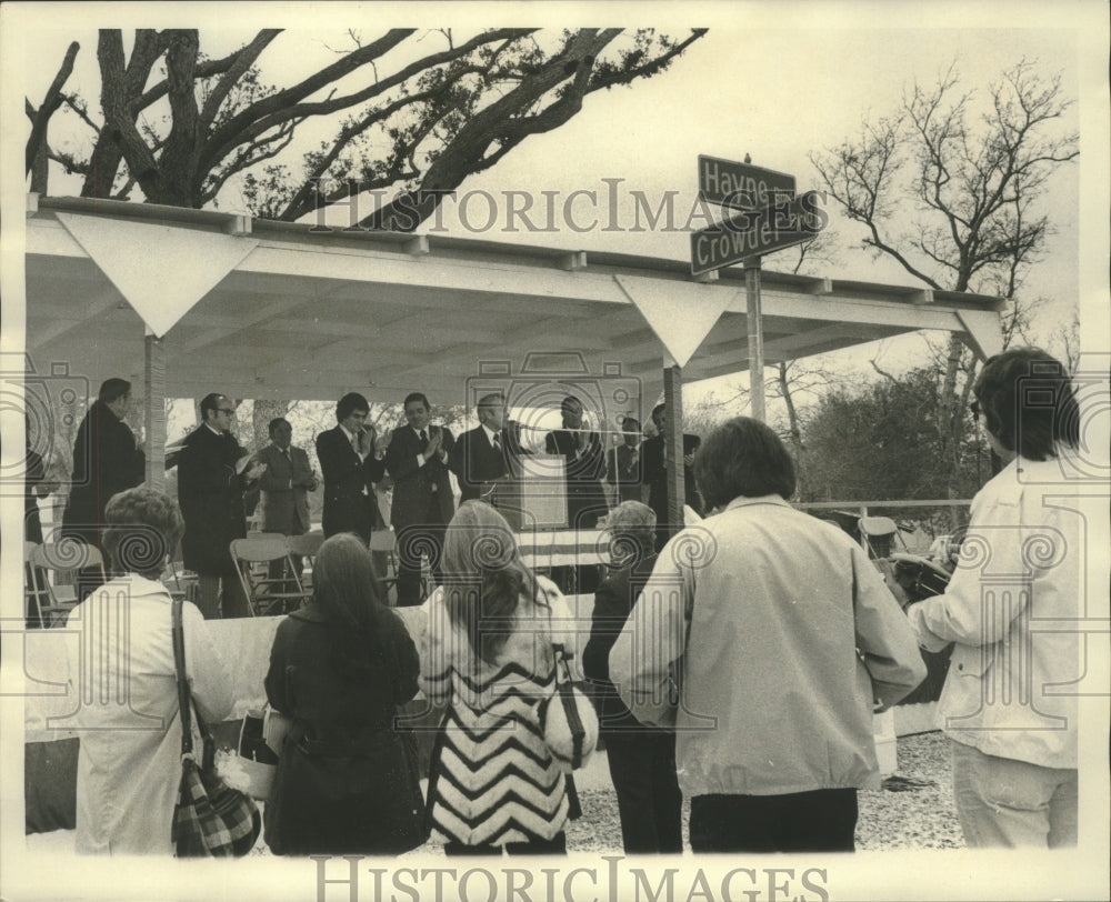 1974 Press Photo Gov. Edwin Edwards speaks at the dedication of Hayne Boulevard - Historic Images