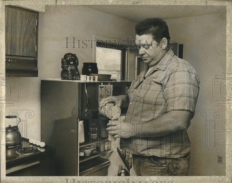 Load image into Gallery viewer, 1973 Press Photo Jack Hays pours a glass of juice prior to month-long fast
