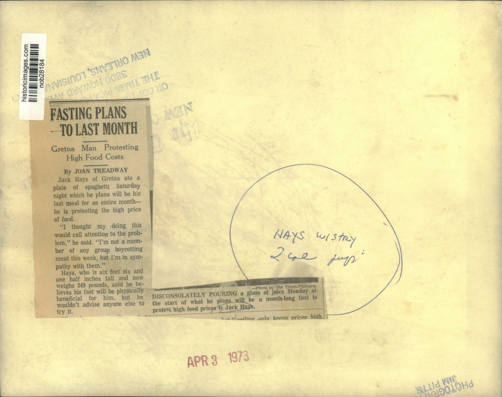 1973 Press Photo Jack Hays pours a glass of juice prior to month-long fast